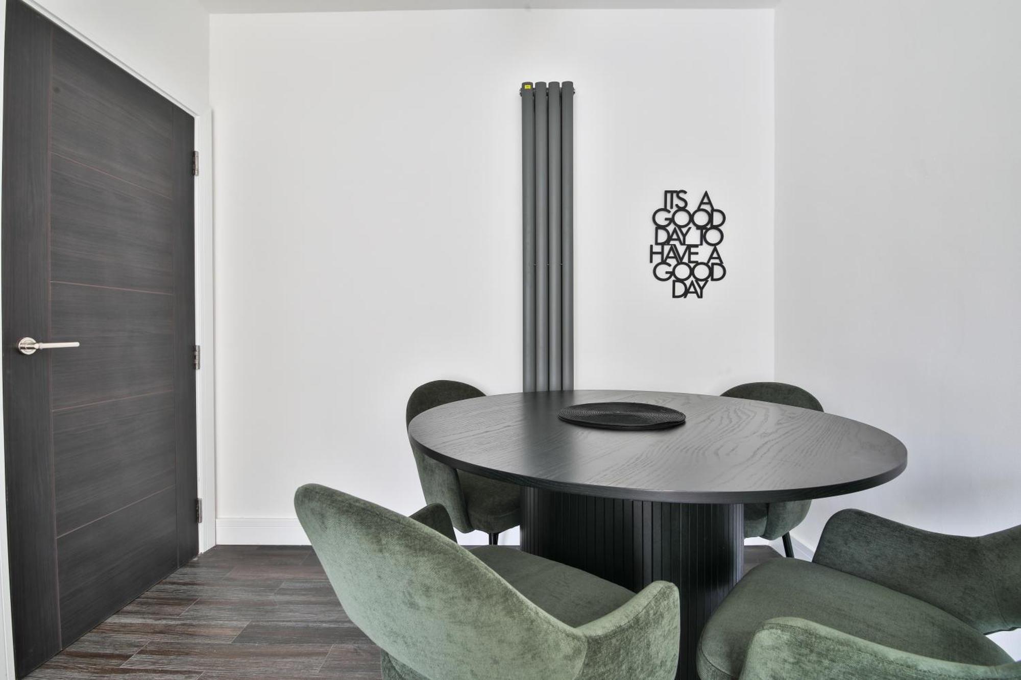 Amber Vista 2 Bedroom Apartments- Supermarket, Coffee Shop, Restaurants & Parking Below Cardiff Exterior photo