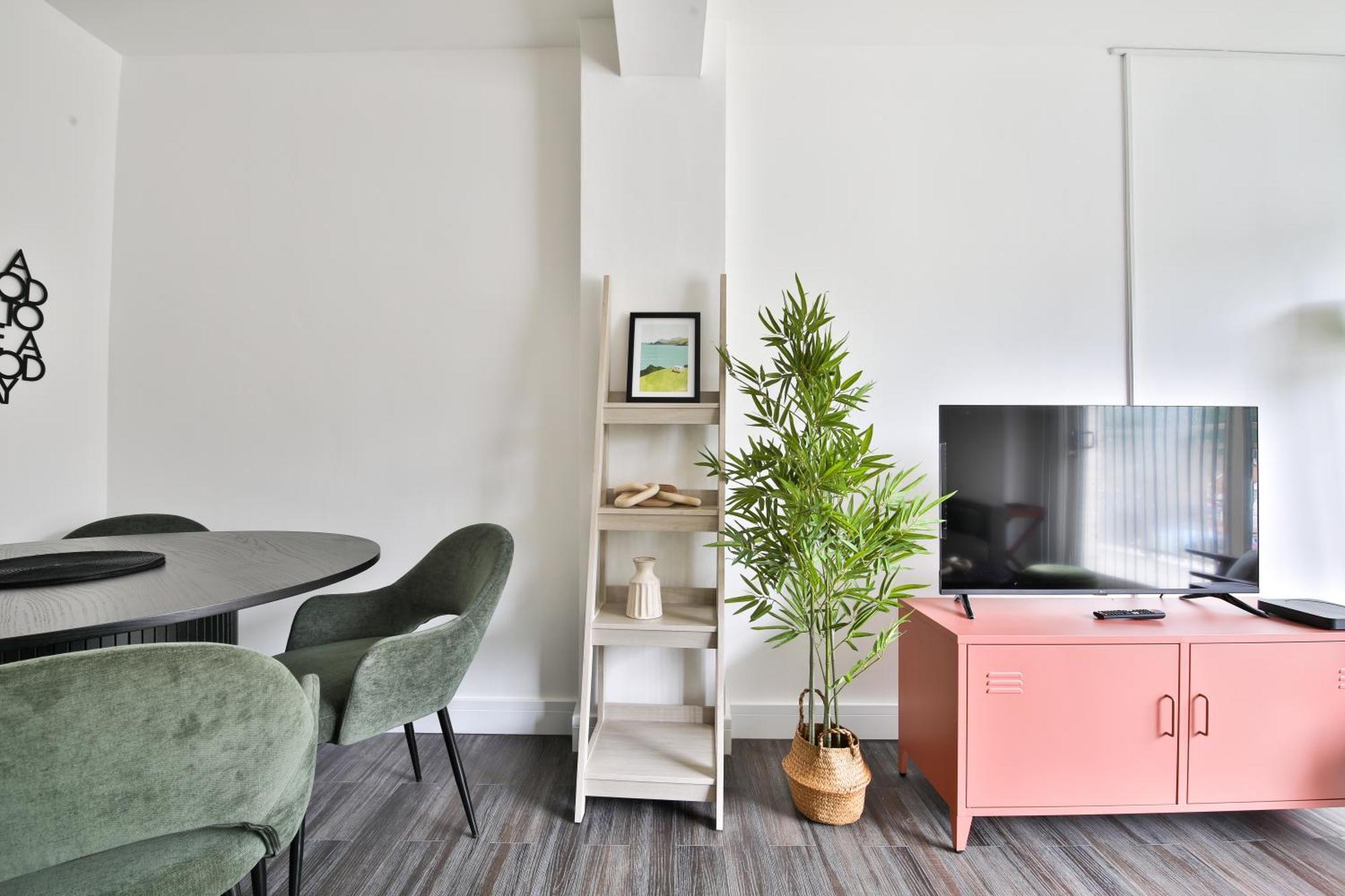 Amber Vista 2 Bedroom Apartments- Supermarket, Coffee Shop, Restaurants & Parking Below Cardiff Exterior photo
