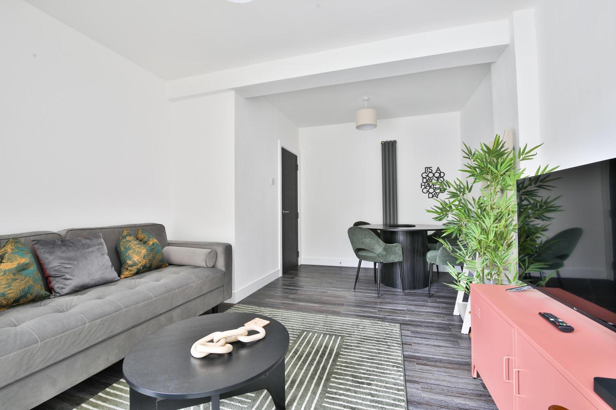 Amber Vista 2 Bedroom Apartments- Supermarket, Coffee Shop, Restaurants & Parking Below Cardiff Exterior photo