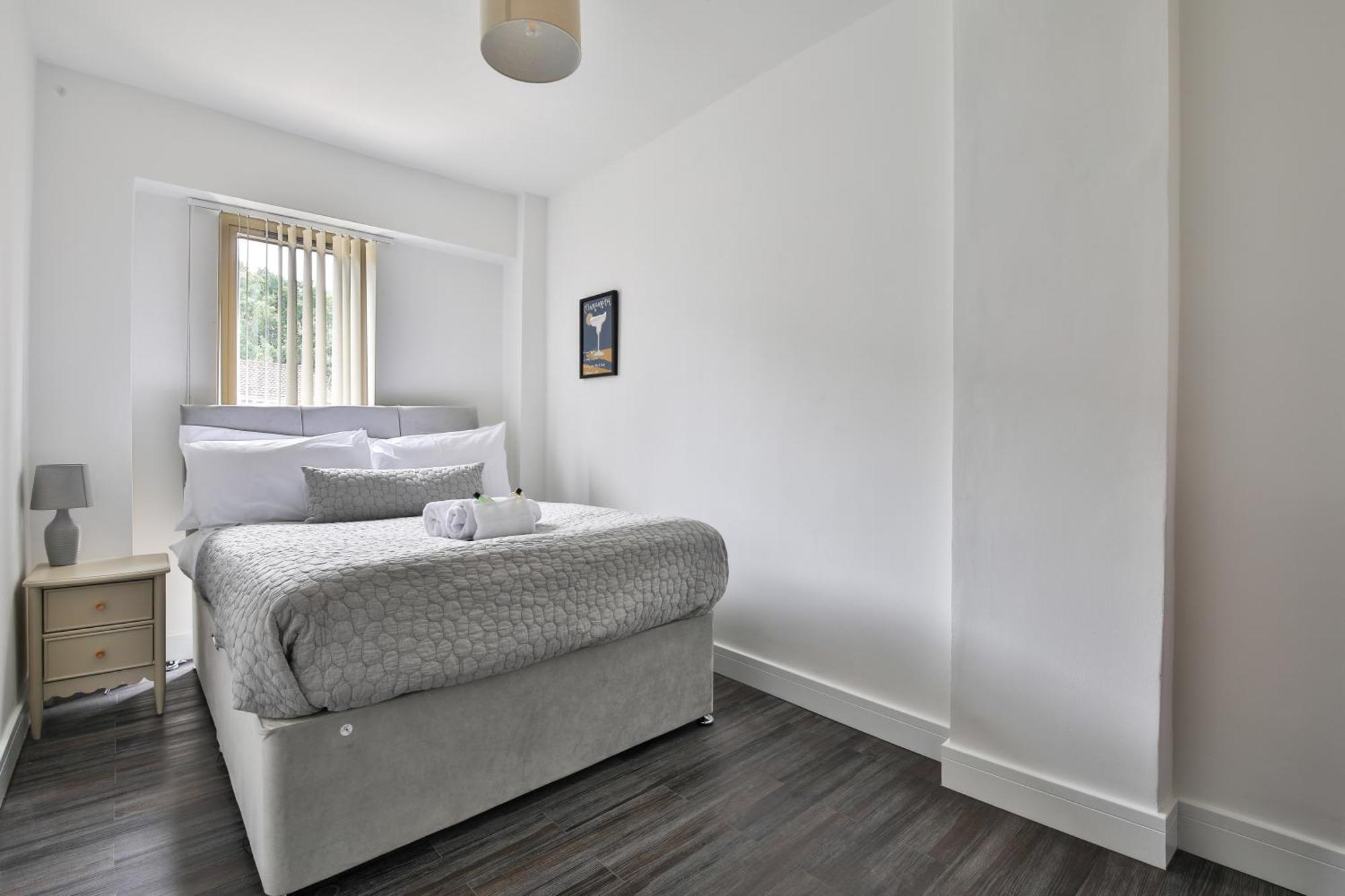 Amber Vista 2 Bedroom Apartments- Supermarket, Coffee Shop, Restaurants & Parking Below Cardiff Exterior photo