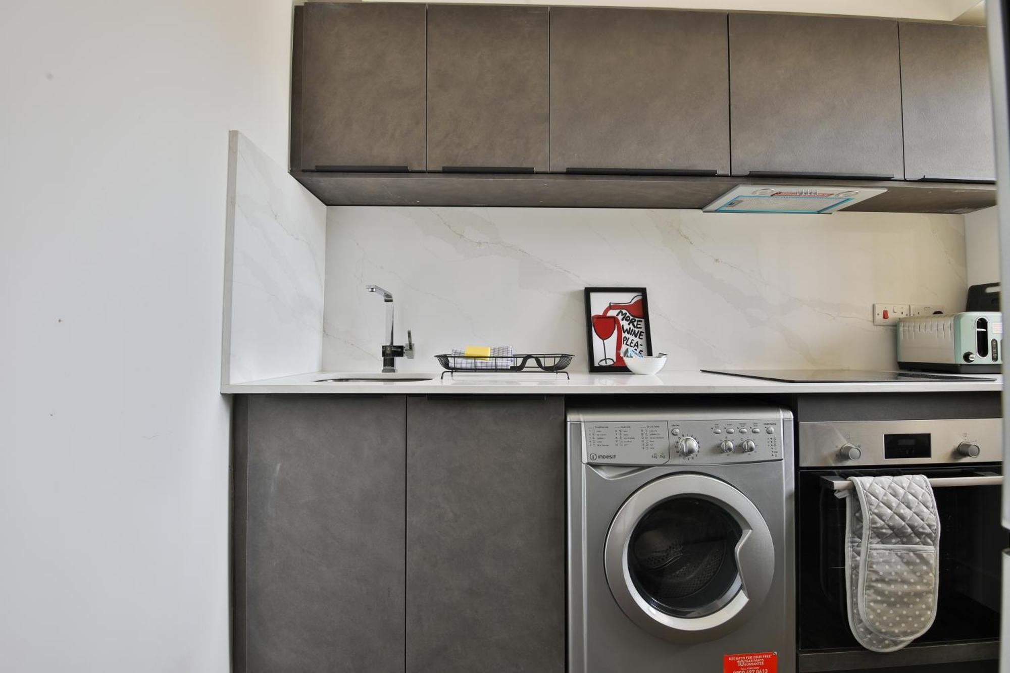 Amber Vista 2 Bedroom Apartments- Supermarket, Coffee Shop, Restaurants & Parking Below Cardiff Exterior photo